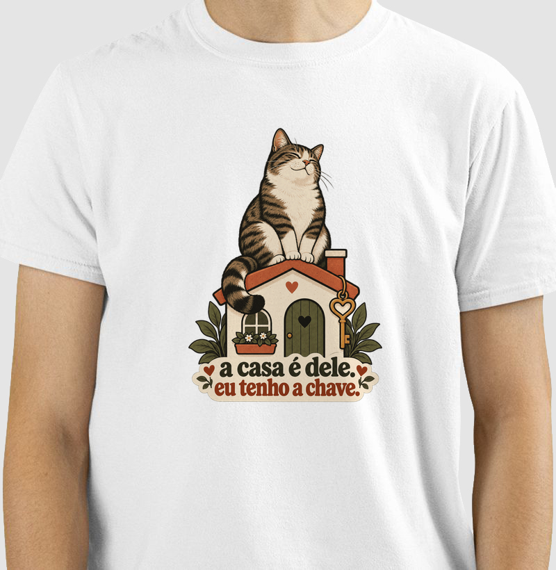 Camiseta Gato Humor "a casa é dele. eu tenho a chave." | Pelo & Pano