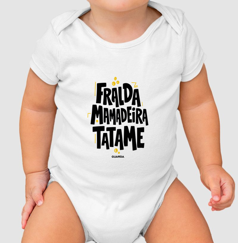 Fralda. Mamadeira. Tatame.