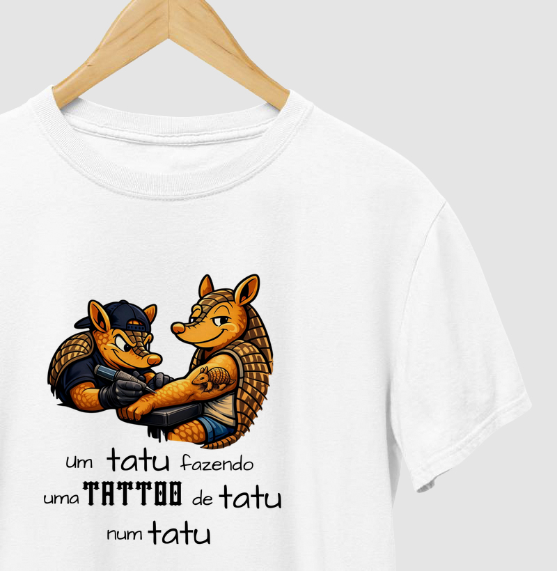 Tatu fazendo tattoo