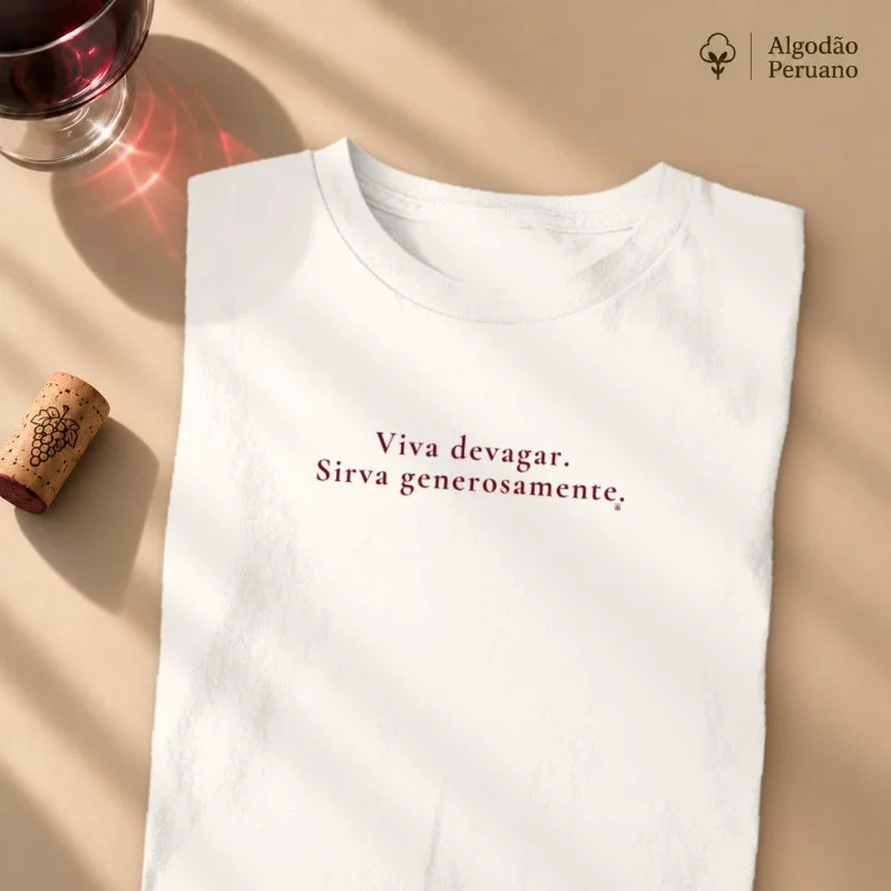 Camiseta Vinho - Viva Devagar. Sirva Generosamente. - Camiseta Algodão Peruano
