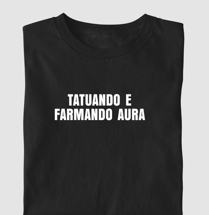 Tatuando e farmando aura - Camiseta
