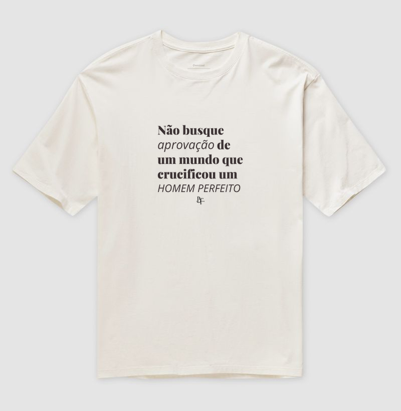 Não Busque Aprovação de Um Mundo que Crucificou um Homem Perfeito - Camiseta Oversized
