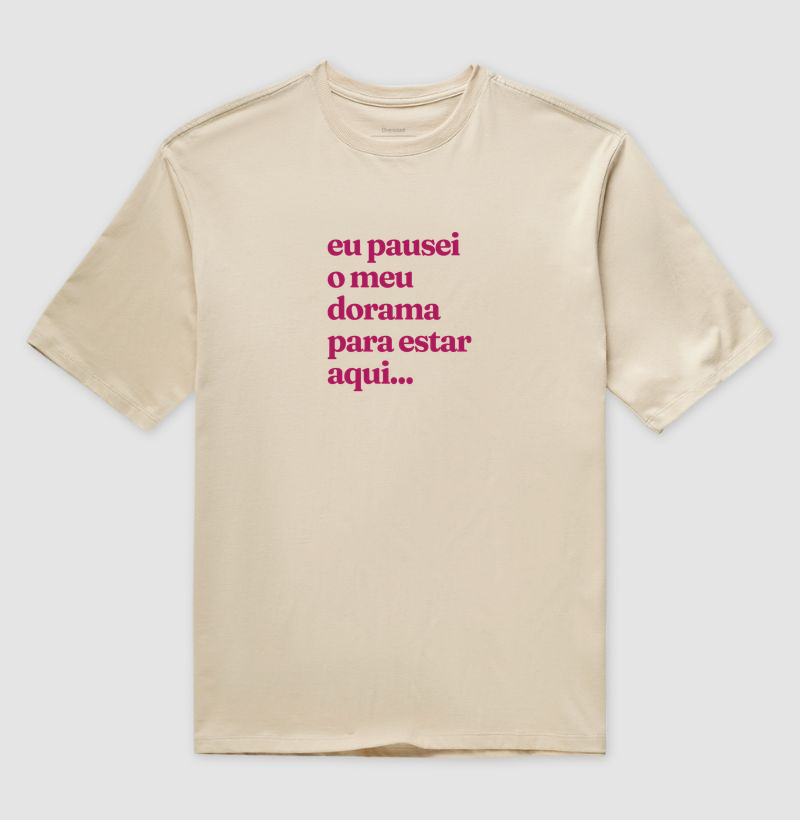Camiseta Oversized Eu pausei meu dorama para estar aqui