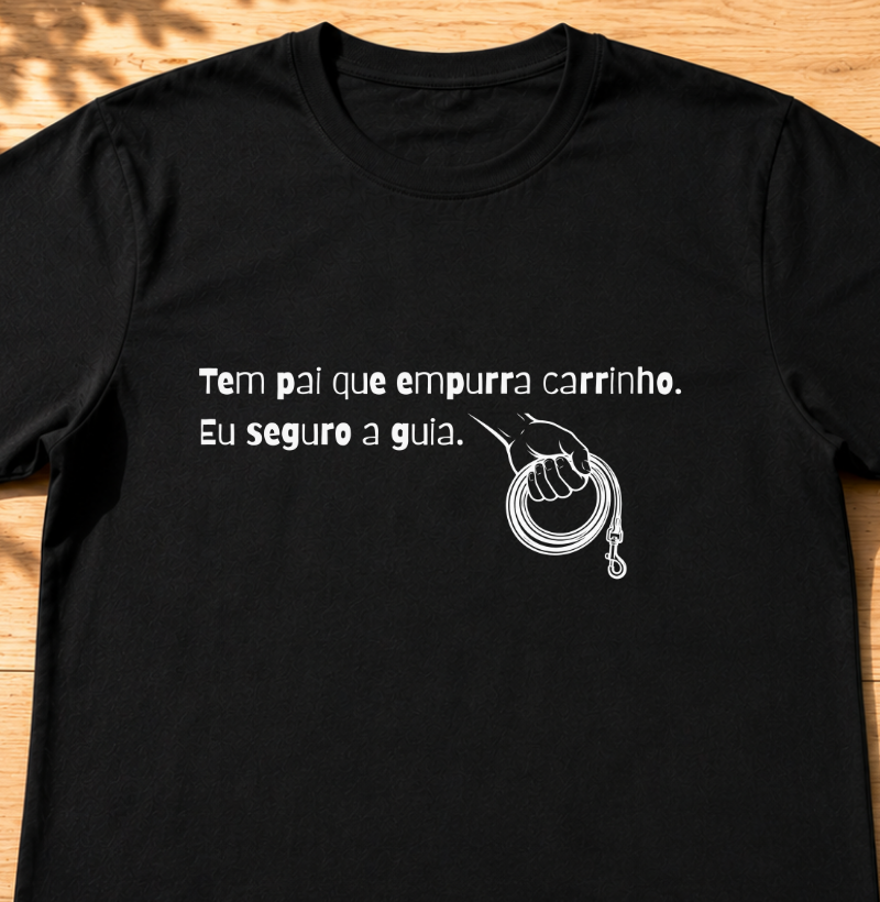 Tem pai que empurra carinho, eu seguro a guia