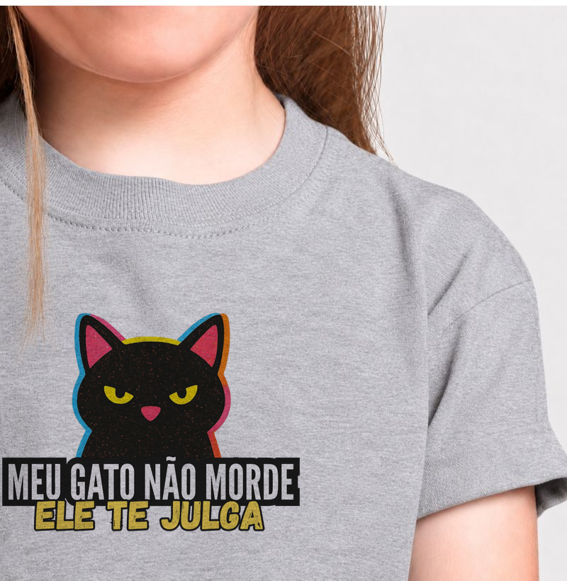 Meu gato não morde, ele te julga - Camiseta Infantil