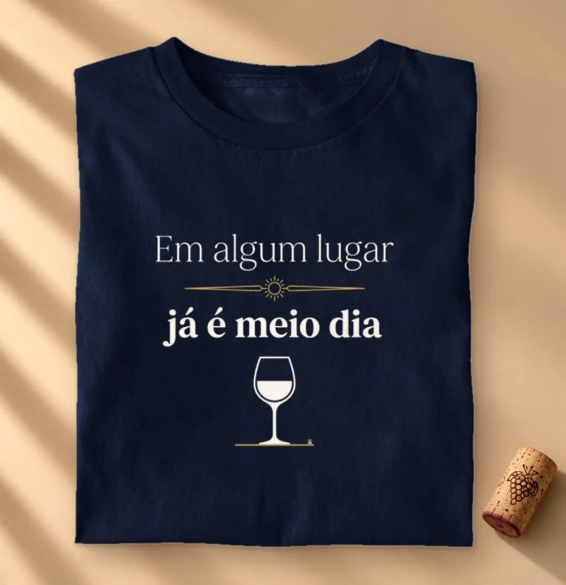 Camiseta Vinho - Em Algum Lugar já é Meio Dia