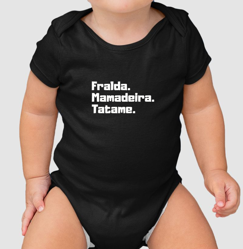 Fralda. Mamadeira. Tatame.