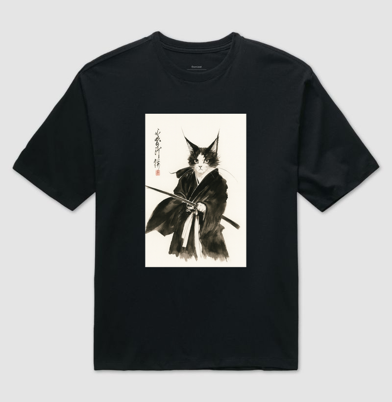 Camiseta Samurai Cat, Unissex com tingimento especial, perfeita para amantes de gatos — Presente único, estilo anime, moda divertida.