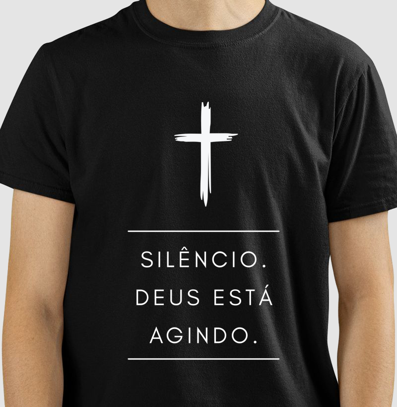 Camiseta "Silêncio, Deus está agindo."