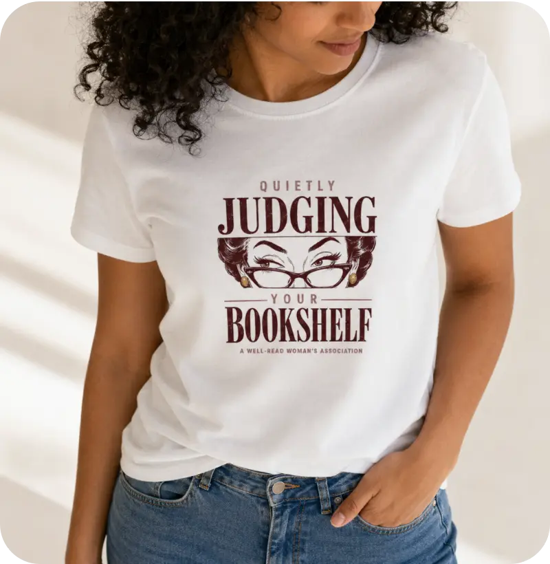 Camiseta Quietly Judging Your Bookshelf - Camiseta