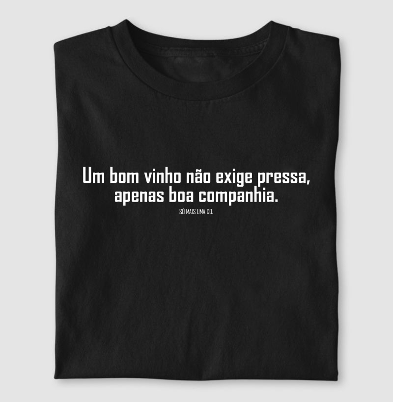 Camiseta Um bom vinho não exige pressa, apenas boa companhia