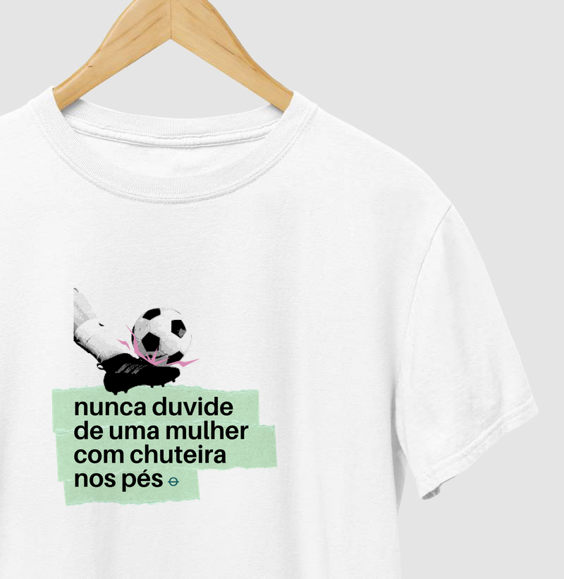 feminina de futebol "mulher com chuteira nos pés" joga bonita