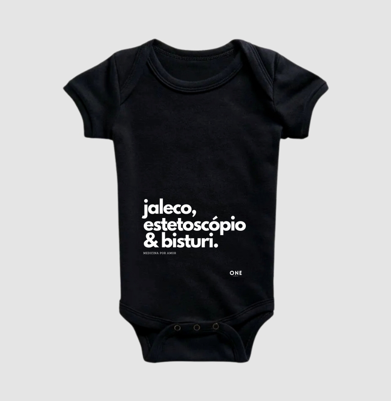 Jaleco, estetoscópio e bisturi