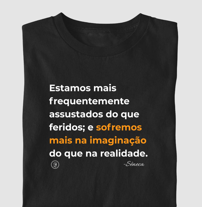 Filosofia Estoicismo de Sêneca "Sofremos mais na imaginação" - Camiseta