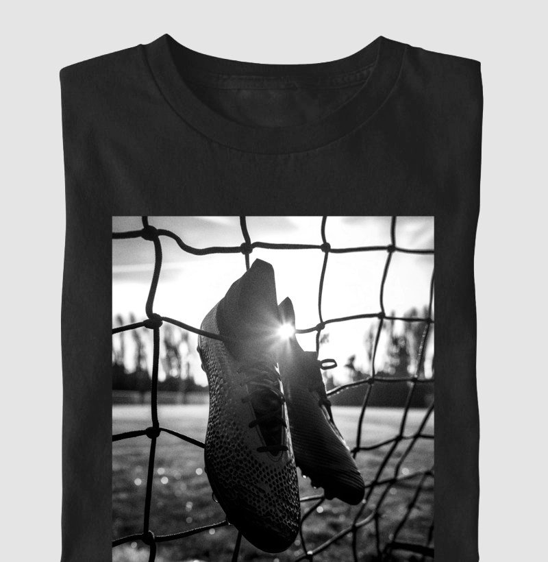 Camiseta Infantil Chuteiras Penduradas