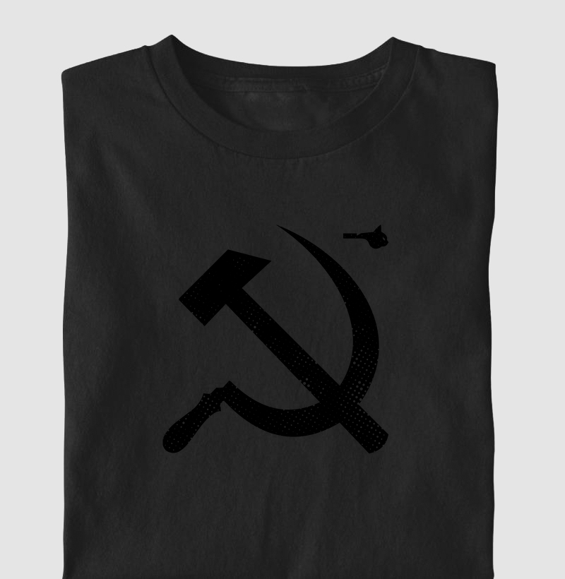 Subliminar Foice e Martelo (camiseta preta com estampa preta, visível dependendo da intensidade e ângulo da luz)