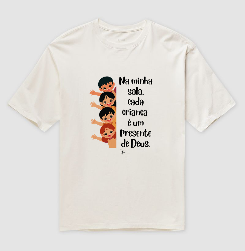 Na minha sala, cada criança  é um presente de Deus. - Camiseta Oversized