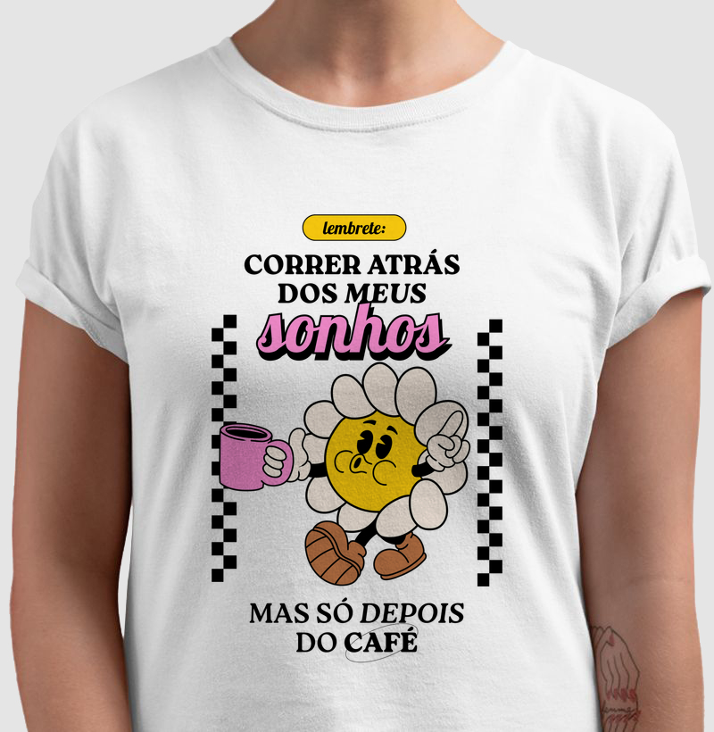Camiseta Correr Atrás dos Meus Sonhos (Mas Só Depois do Café)