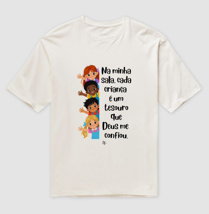 Na minha sala, cada criança é um tesouro que Deus me confiou. - Camiseta Oversized