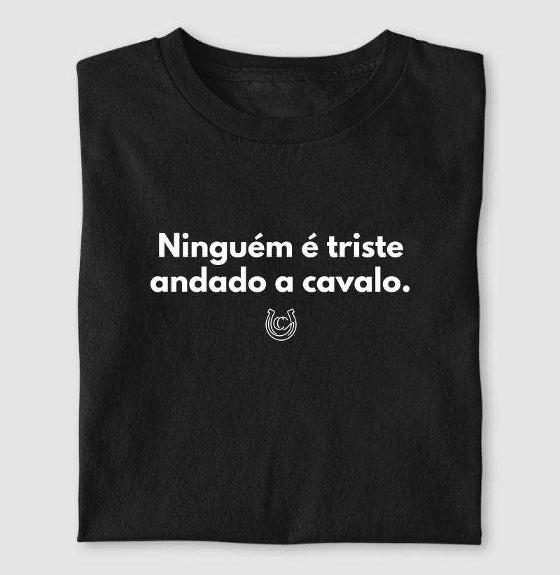 Ninguém e triste andando a cavalo 