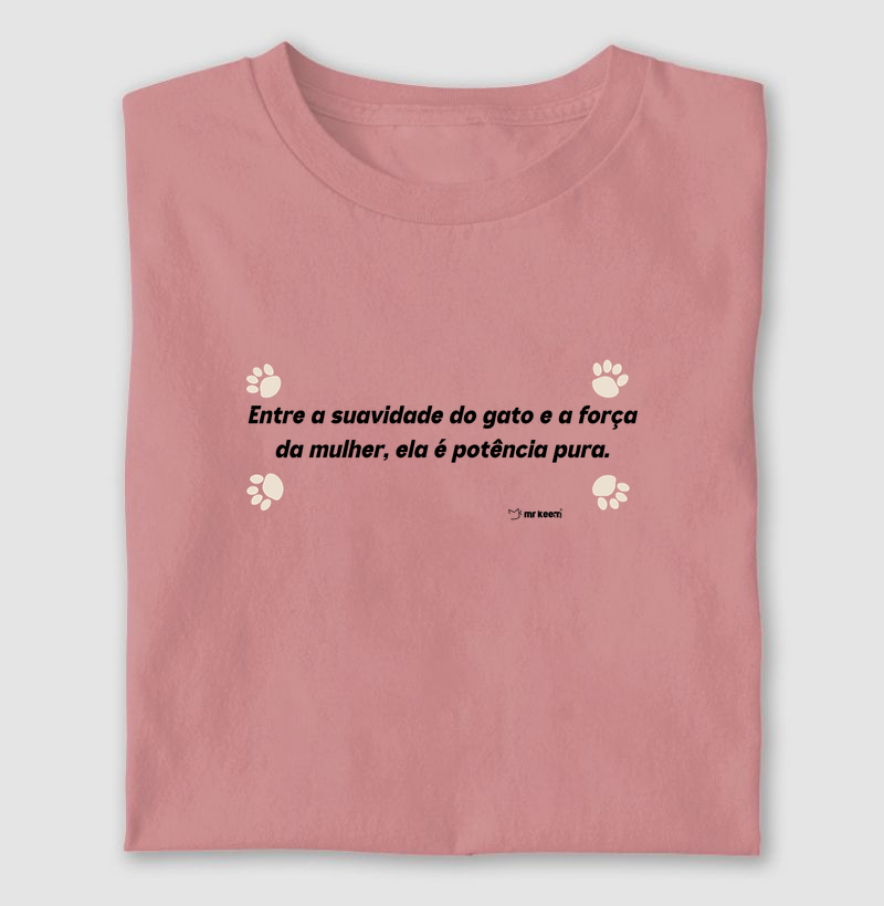 Entre a suavidade do gato e a força da mulher.