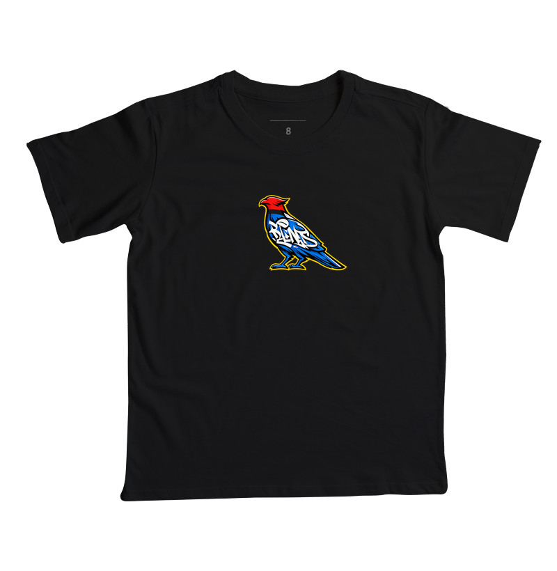  “O poder do Carcará urbano”  O Carcará ganha vida nas ruas, transformado em arte e atitude. Essa estampa é o grito da liberdade urbana, onde o sertão encontra o concreto e o grafite vira símbolo de força e identidade. - Camiseta Infantil