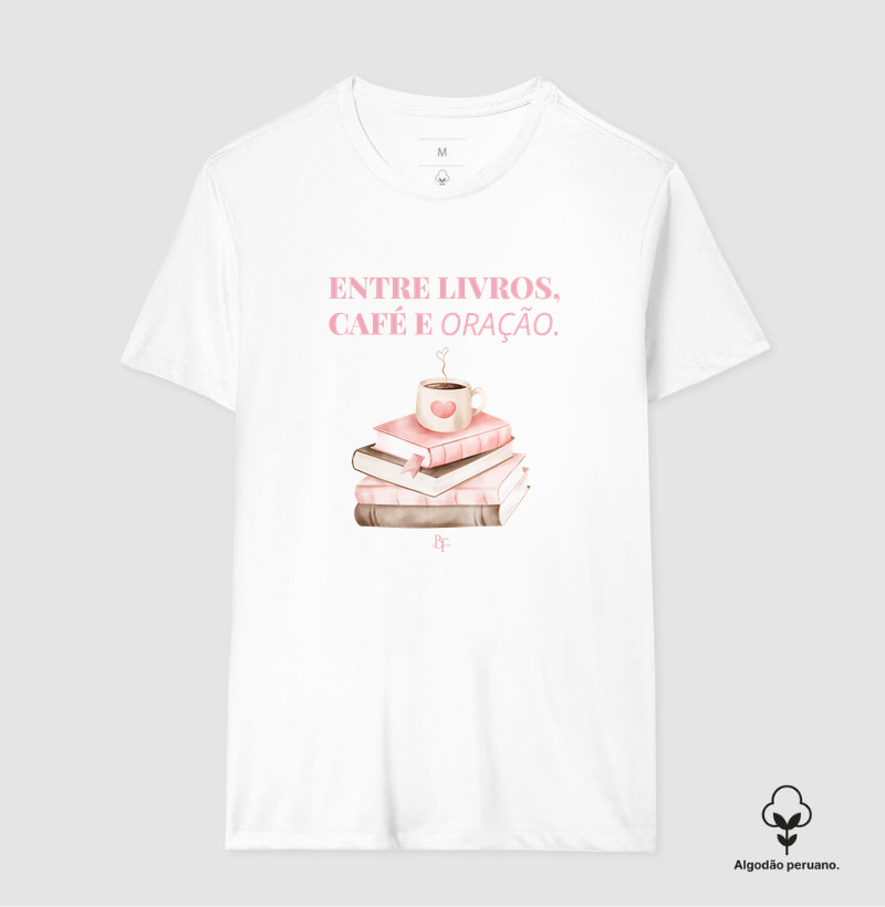 Entre livros, café e oração - Camiseta Algodão Peruano