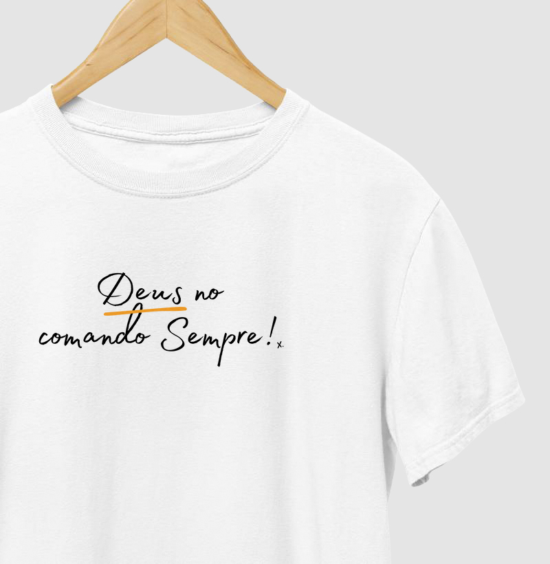 T-Shirt Deus no comando Sempre!