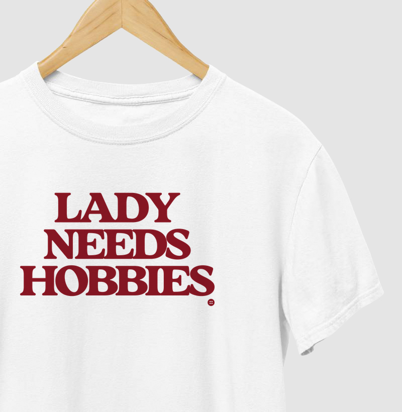 LADY NEEDS HOBBIES - Camiseta