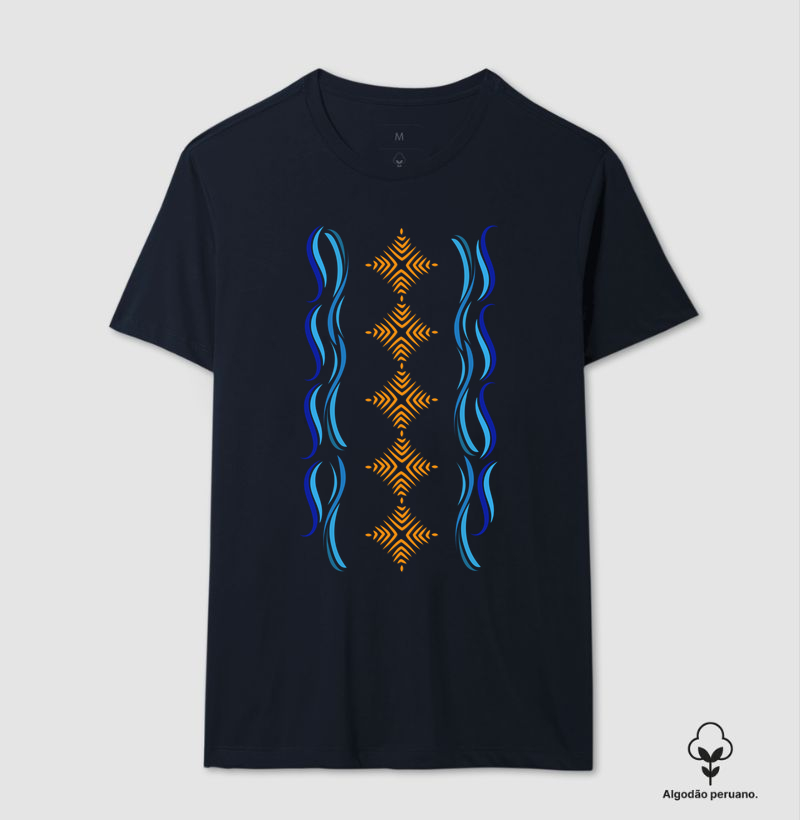 T-shirt Indígena- Grafismo Tsamata Piruara – A Escama que Guarda o Movimento do Rio