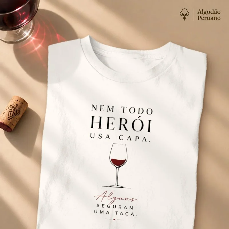 Camiseta Vinho - Nem Todo Herói Usa Capa. Alguns Seguram Uma Taça. - Camiseta Algodão Peruano