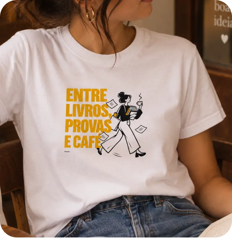 Camiseta Entre Livros, Provas e Café