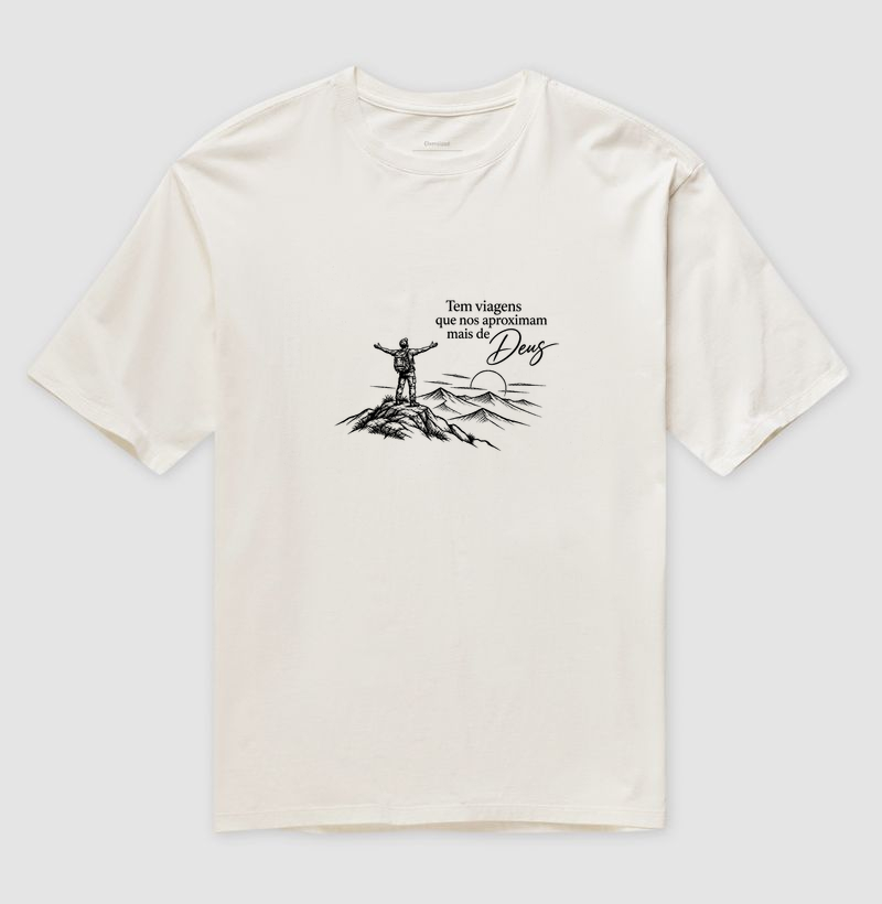 Camiseta Oversized | Tem Viagens que nos Aproximam de Deus