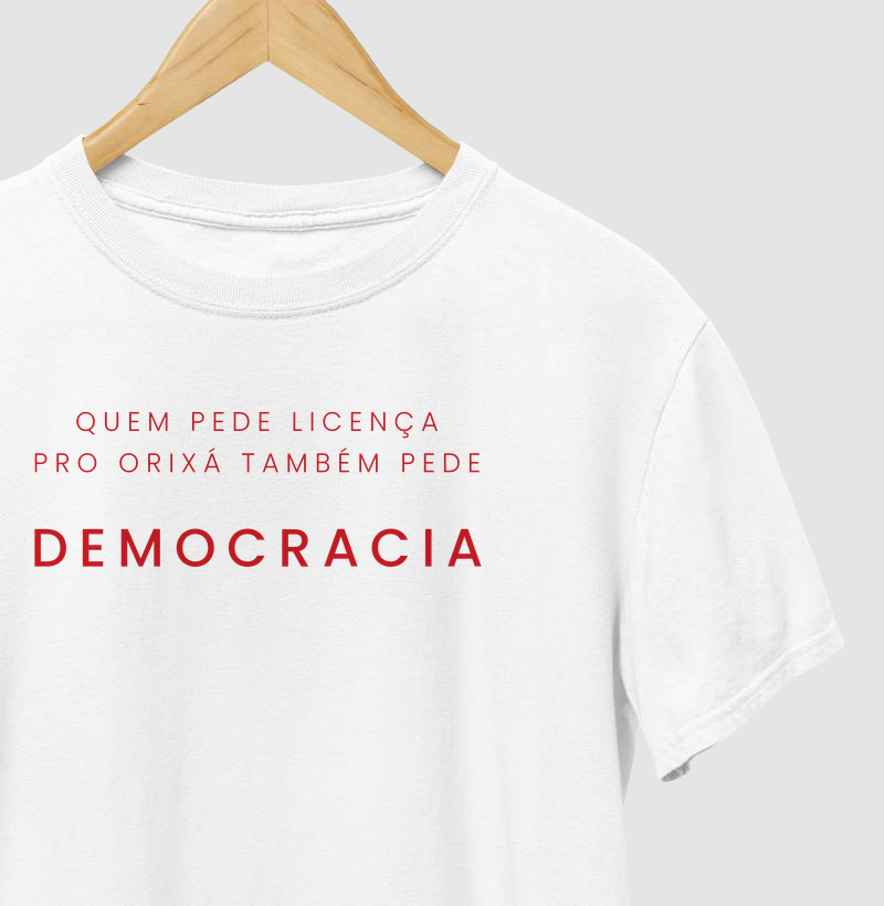 Quem pede licença pro orixá também pede democracia - Camiseta