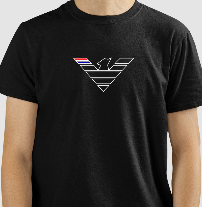 A estampa apresenta uma águia estilizada formada por linhas geométricas precisas, com influência moderna, esportiva e premium. As cores vermelha, branca e azul adicionam personalidade, força e sofisticação ao design. - Camiseta