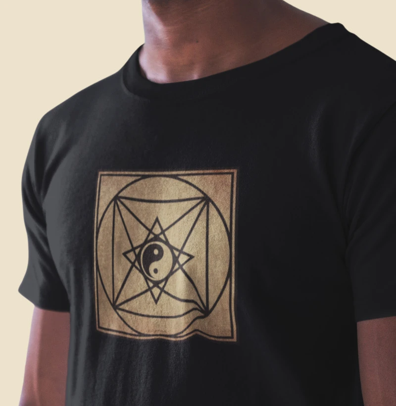 Camiseta Pirâmide Tao – Elevação Espiritual – Estampa Radiônica Unissex