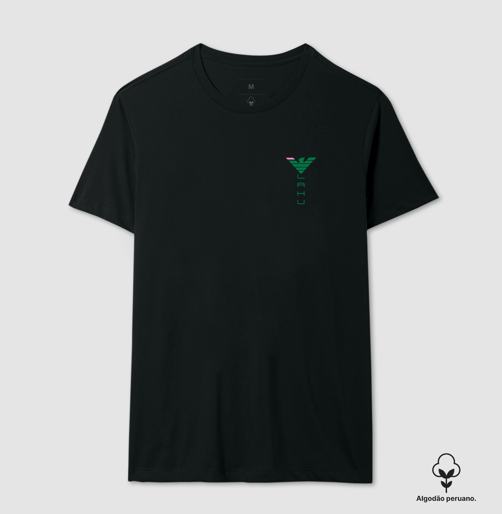 A estampa LAHU GREEN representa a força tranquila daqueles que sabem quem são e para onde estão indo. Com uma imponente águia verde simbolizando crescimento, confiança e liberdade, esta arte transmite uma mensagem de evolução constante e determinação. - Camiseta Algodão Peruano
