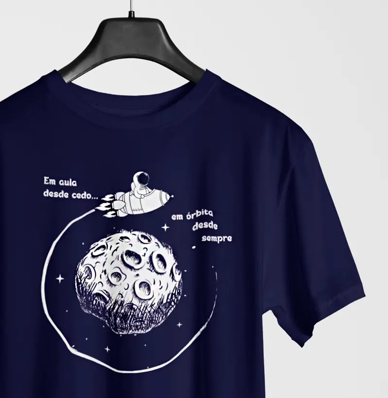 Camiseta - "Em aula desde cedo, em órbita desde sempre."