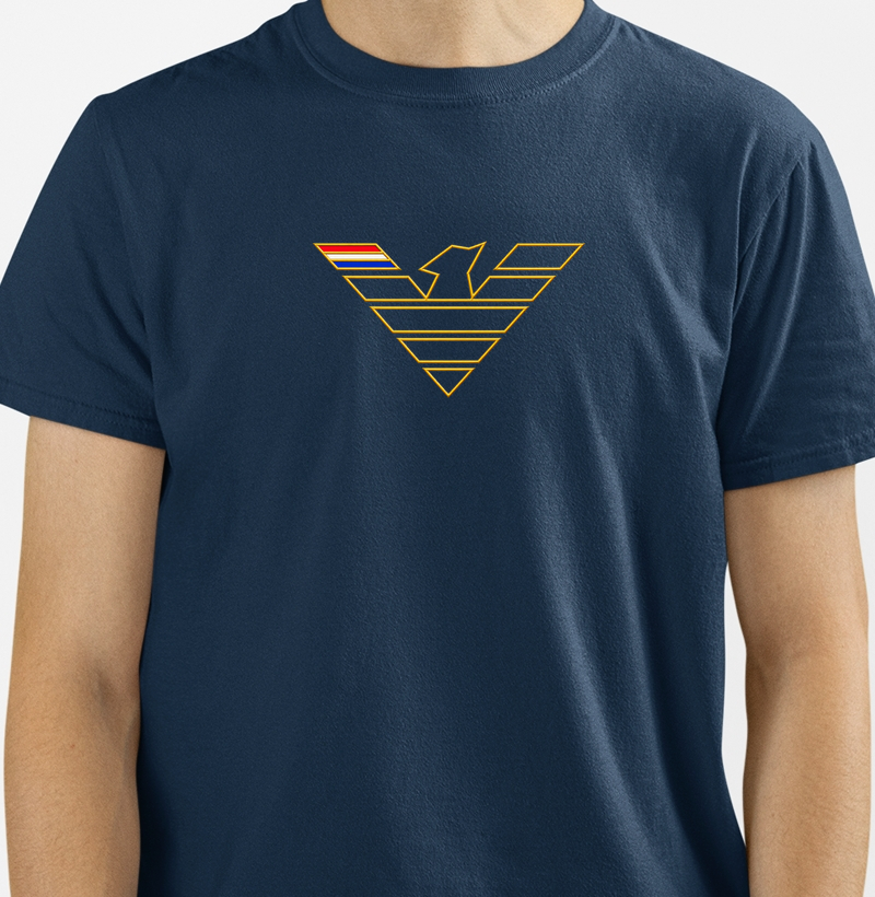 LAHU - O PODER DE QUEM TEM.  Estampa dourada, minimalista e imponente. Linhas limpas, traços precisos, brilho metálico que não grita - se faz sentir. - Camiseta