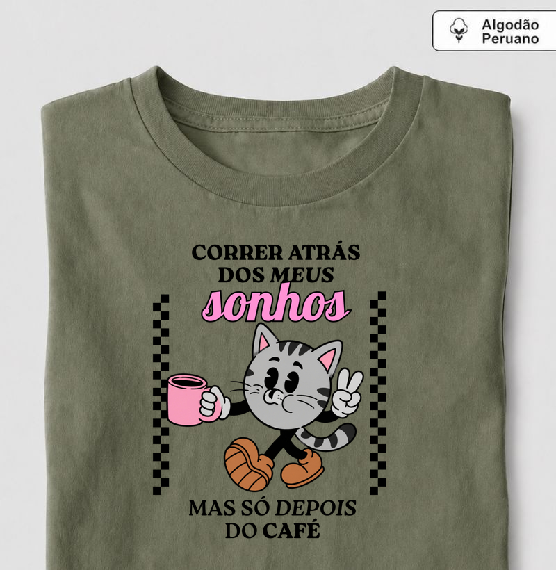 Gato Vintage "Sonhos e Café" - Camiseta Algodão Peruano