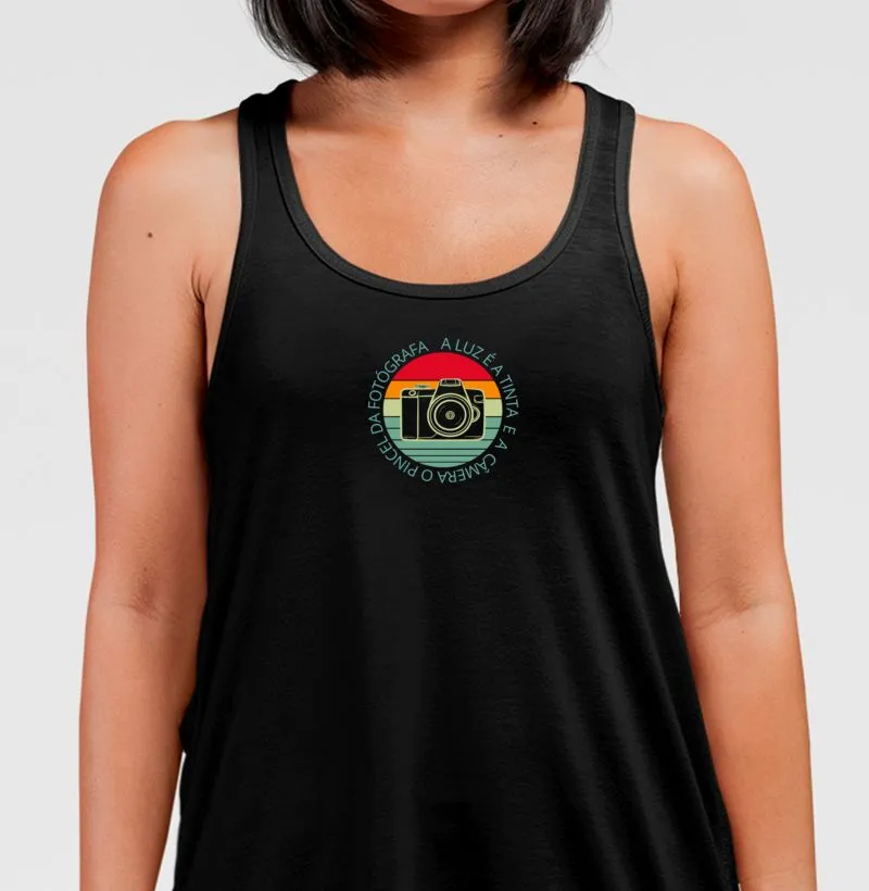 Camiseta regata feminina a luz é a tinta