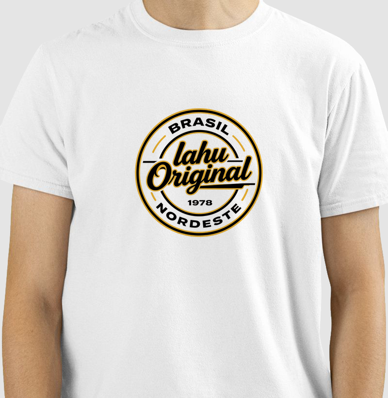 🔥 Essa estampa é um verdadeiro ícone de identidade e orgulho regional! O design circular, com traços firmes e cores intensas — vermelho, amarelo e preto — transmite força, tradição e autenticidade. - Camiseta