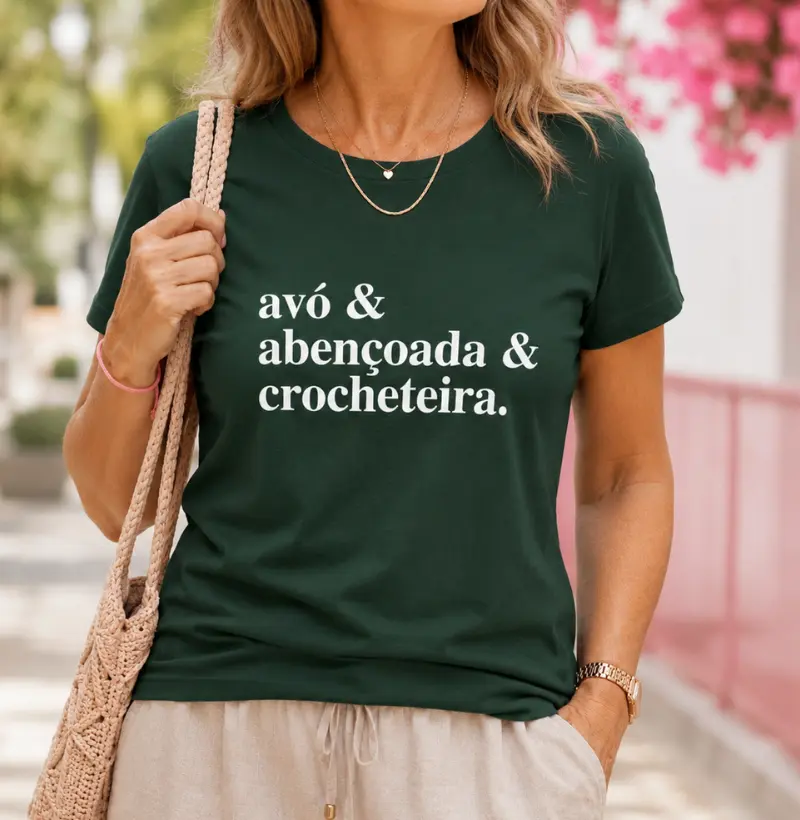 Camiseta Frase Avó, Abençoada e Crocheteira