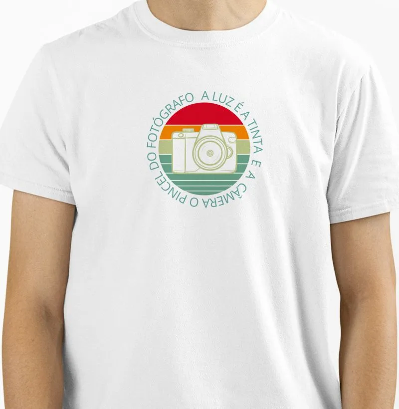 Camiseta masculina a luz é a tinta