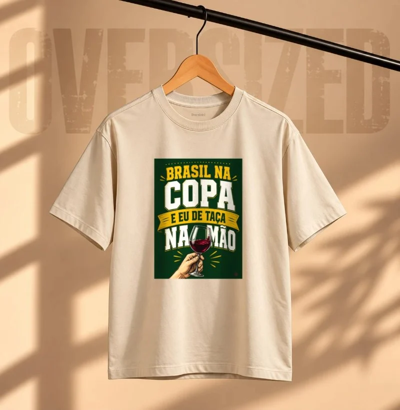 Camiseta Oversized Vinho - Brasil na Copa, Eu de Taça na Mão - Camiseta Oversized