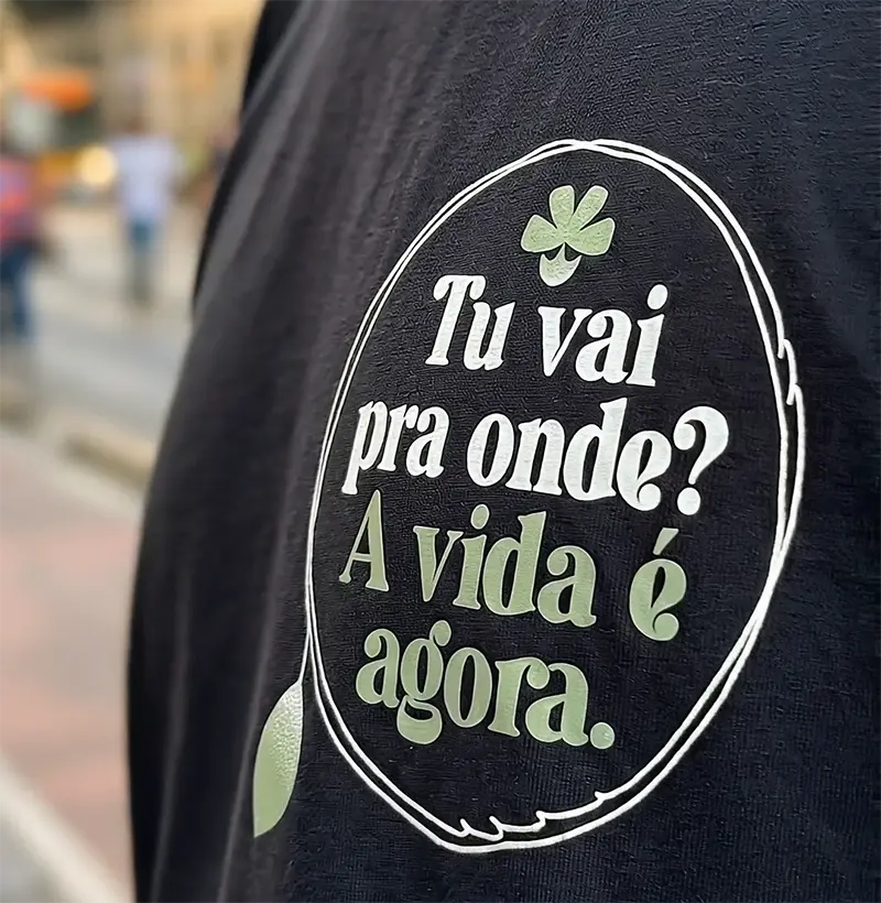 Camiseta A Vida é Agora - Estilo Minimalista e Presença