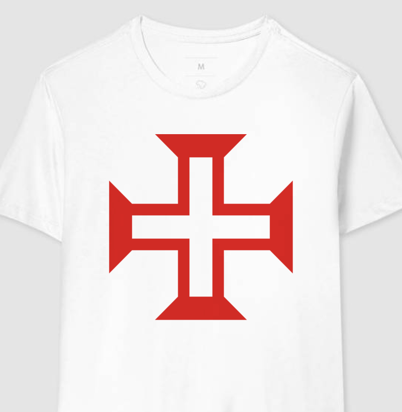 Camiseta branca com cruz estilizada da Ordem de Cristo