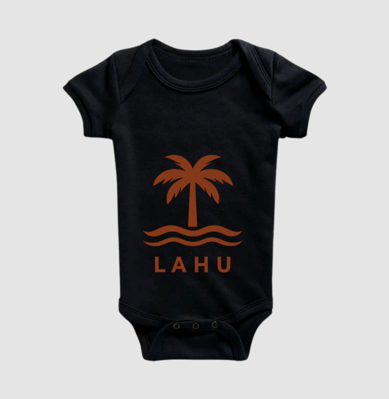 “Vista o verão o ano inteiro. A estampa LAHU é mais que um visual — é um estilo de vida. Inspirada nas praias tropicais e na leveza dos dias ensolarados, ela combina elegância natural e vibração positiva. Ideal para quem busca conforto, atitude e um toque de natureza em cada detalhe.” - Body Infantil