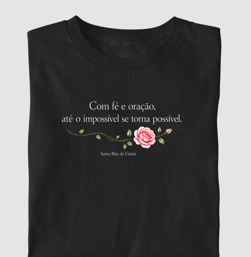 Camiseta Com fé e oração, até o impossível se torna possível.