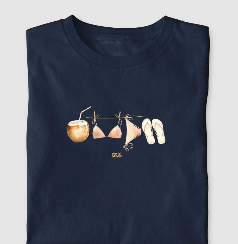 Agua de coco, biquini e chinelo